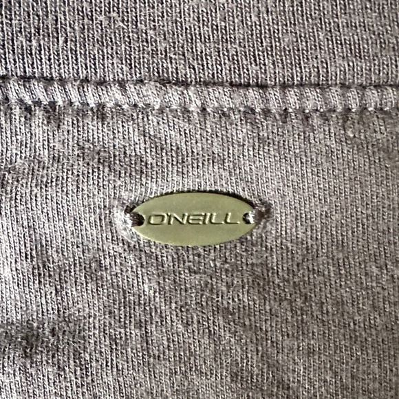 🌸O'Neill Dark Gray Tee with Light Blue Mountain Design - Picture 4 of 6